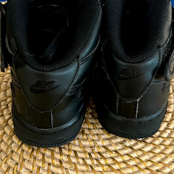 Boys NIKE AIR FORCE 1 Mid Triple Black Sneaker 314195-004 Size 13 - Picture 4 of 6